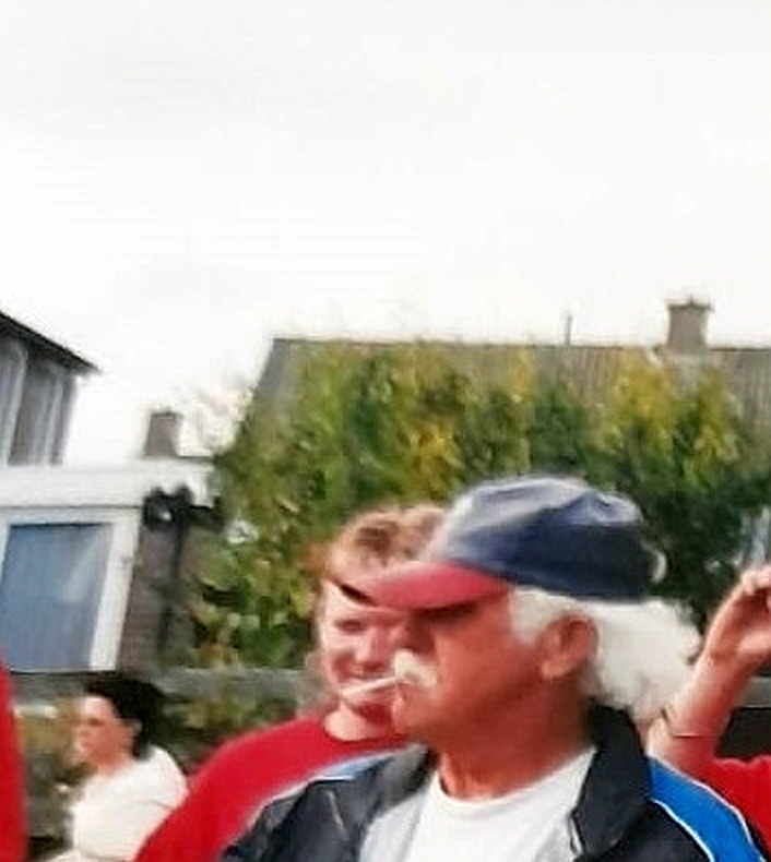 Bé Tonkens overleden